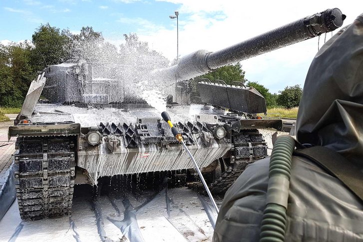 Bei einer Übung wird ein Panzer dekontaminiert. (Foto: ÖBH)