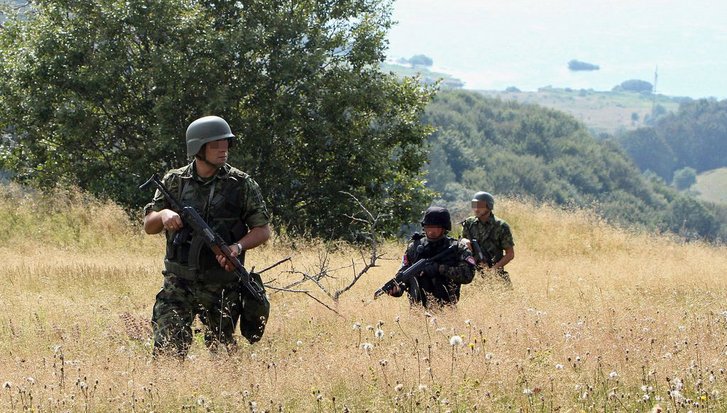 Serbian soldiers and policemen securing the border. (Photo: Serbian MOD)